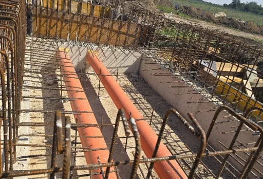 Bau der Fundamente für ein Photovoltaikkraftwerk in der Nähe von Dobrich