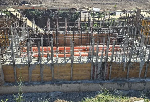 Bau der Fundamente für ein Photovoltaikkraftwerk in der Nähe von Dobrich