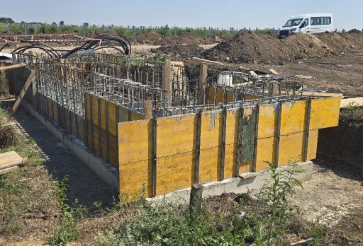 Bau der Fundamente für ein Photovoltaikkraftwerk in der Nähe von Dobrich