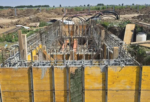 Bau der Fundamente für ein Photovoltaikkraftwerk in der Nähe von Dobrich