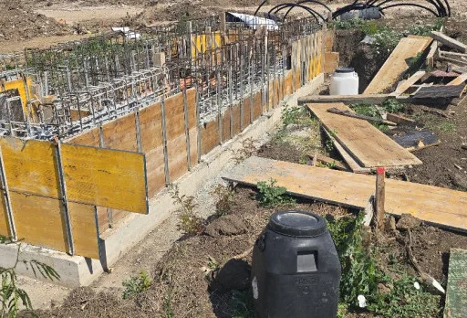 Bau der Fundamente für ein Photovoltaikkraftwerk in der Nähe von Dobrich