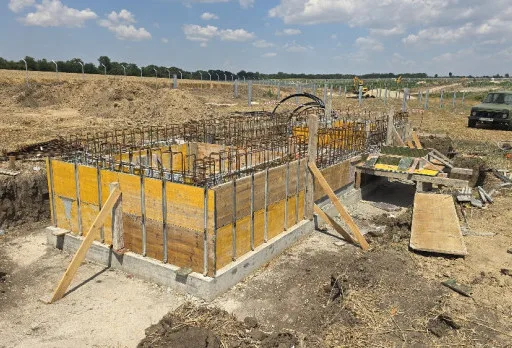 Bau der Fundamente für ein Photovoltaikkraftwerk in der Nähe von Dobrich