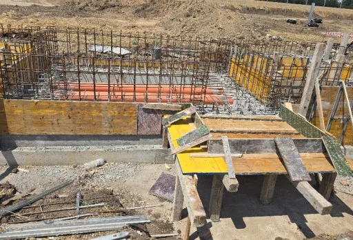 Bau der Fundamente für ein Photovoltaikkraftwerk in der Nähe von Dobrich