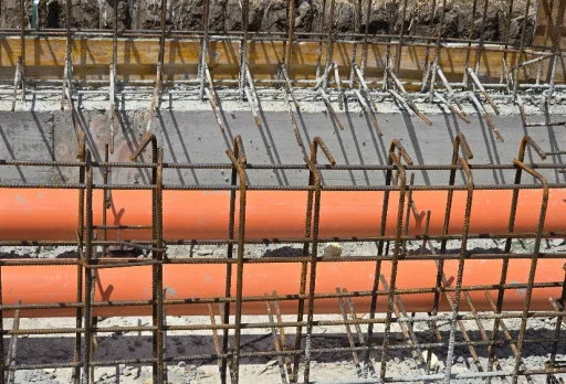 Bau der Fundamente für ein Photovoltaikkraftwerk in der Nähe von Dobrich