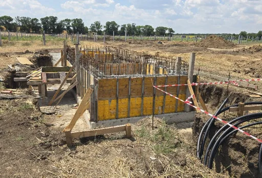 Bau der Fundamente für ein Photovoltaikkraftwerk in der Nähe von Dobrich