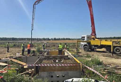 Bau der Fundamente für ein Photovoltaikkraftwerk in der Nähe von Dobrich