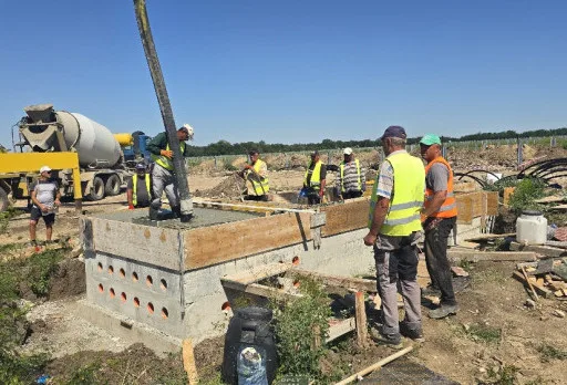 Bau der Fundamente für ein Photovoltaikkraftwerk in der Nähe von Dobrich
