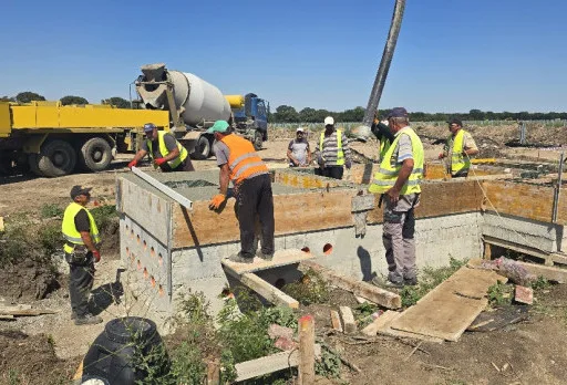 Bau der Fundamente für ein Photovoltaikkraftwerk in der Nähe von Dobrich