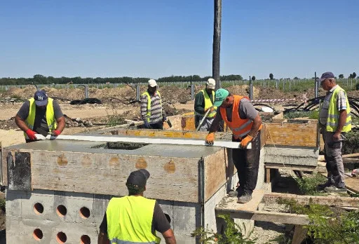 Bau der Fundamente für ein Photovoltaikkraftwerk in der Nähe von Dobrich