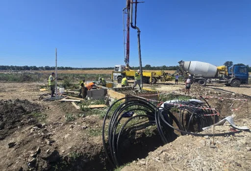 Bau der Fundamente für ein Photovoltaikkraftwerk in der Nähe von Dobrich