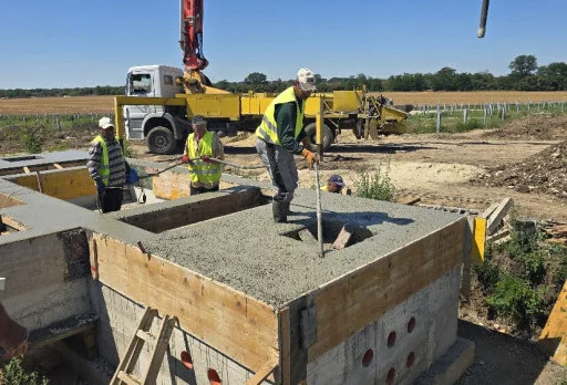 Bau der Fundamente für ein Photovoltaikkraftwerk in der Nähe von Dobrich