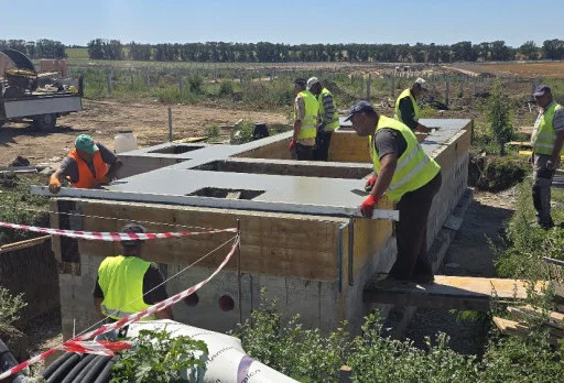 Bau der Fundamente für ein Photovoltaikkraftwerk in der Nähe von Dobrich