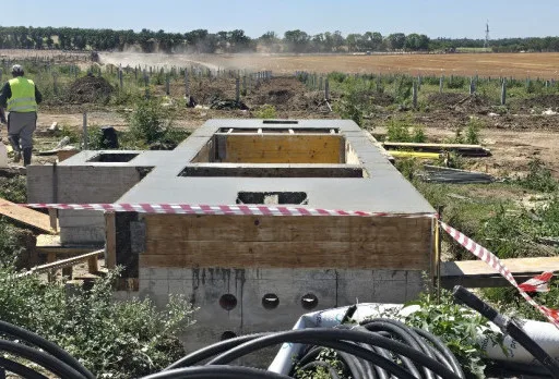 Bau der Fundamente für ein Photovoltaikkraftwerk in der Nähe von Dobrich