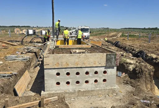 Bau der Fundamente für ein Photovoltaikkraftwerk in der Nähe von Dobrich