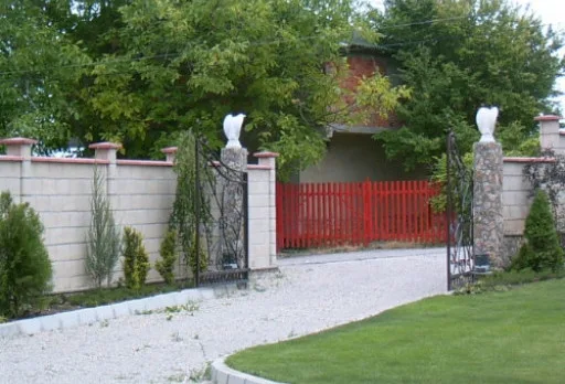 Направа на път и масивна ограда на вила до Балчик