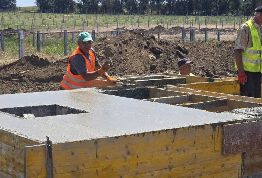 Bau der Fundamente für ein Photovoltaikkraftwerk in der Nähe von Dobrich