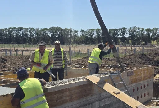 Bau der Fundamente für ein Photovoltaikkraftwerk in der Nähe von Dobrich