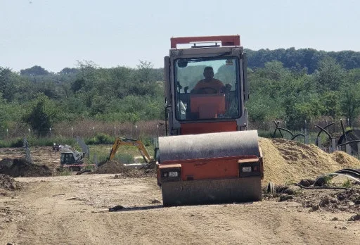 Направа на път от трошен камък във фотоволтаична електроцентрала до Добрич