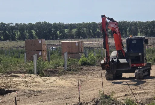 Направа на път от трошен камък във фотоволтаична електроцентрала до Добрич