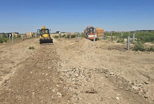Направа на път от трошен камък във фотоволтаична електроцентрала до Добрич