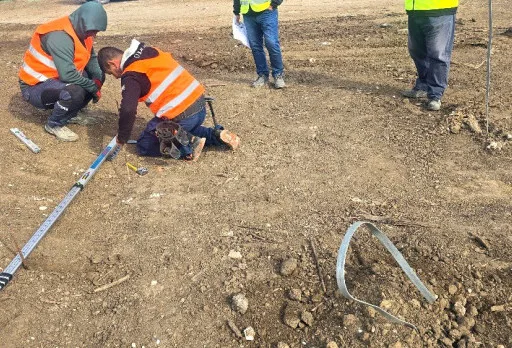 Строителство на основи за гръмоотводи във фотоволтаична електроцентрала до Добрич