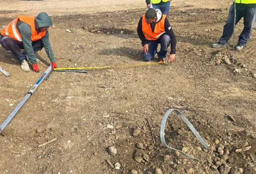 Строителство на основи за гръмоотводи във фотоволтаична електроцентрала до Добрич