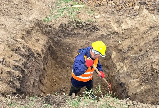 Строителство на основи за гръмоотводи във фотоволтаична електроцентрала до Добрич