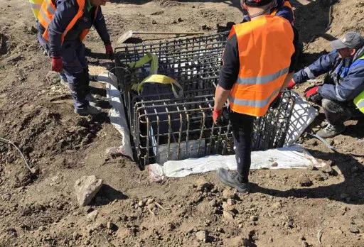 Строителство на основи за гръмоотводи във фотоволтаична електроцентрала до Добрич