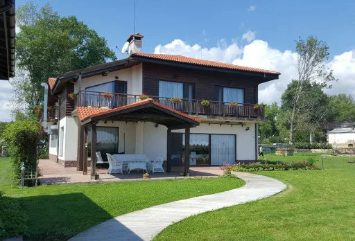 Bau- und Reparaturarbeiten an einem Jagdhauskomplex in Shabla