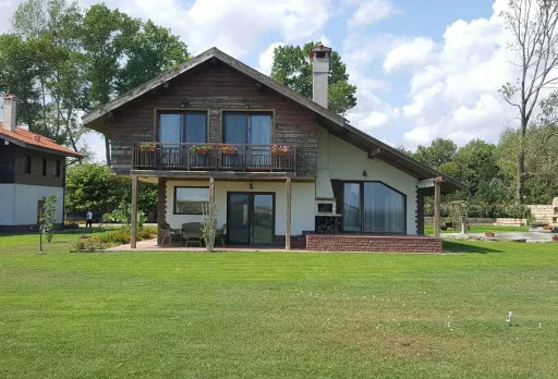 Bau- und Reparaturarbeiten an einem Jagdhauskomplex in Shabla