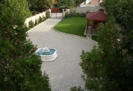 Направа на път и масивна ограда на вила до Балчик