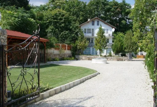 Направа на път и масивна ограда на вила до Балчик