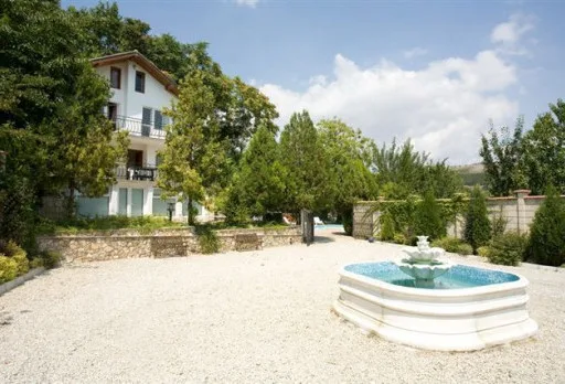 Направа на път и масивна ограда на вила до Балчик