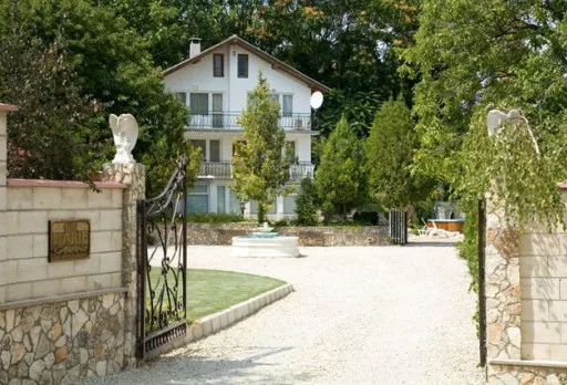 Направа на път и масивна ограда на вила до Балчик