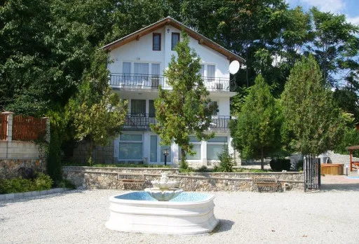 Направа на път и масивна ограда на вила до Балчик