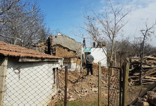 Bau- und Reparaturarbeiten an einem Haus bei Krapets