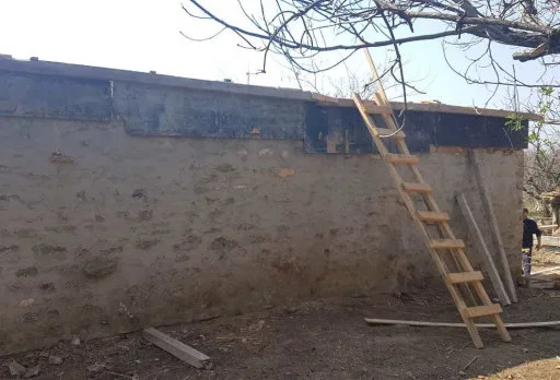 Bau- und Reparaturarbeiten an einem Haus bei Krapets