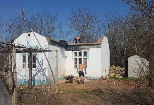 Bau- und Reparaturarbeiten an einem Haus bei Krapets