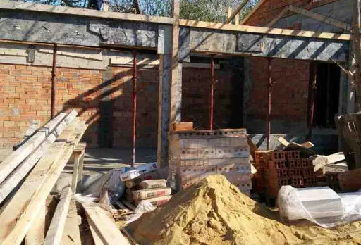 Bau- und Reparaturarbeiten an einem Haus bei Krapets