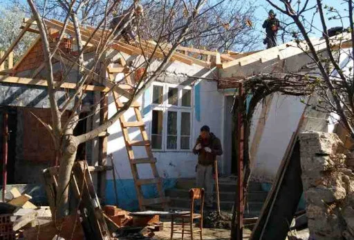 Bau- und Reparaturarbeiten an einem Haus bei Krapets