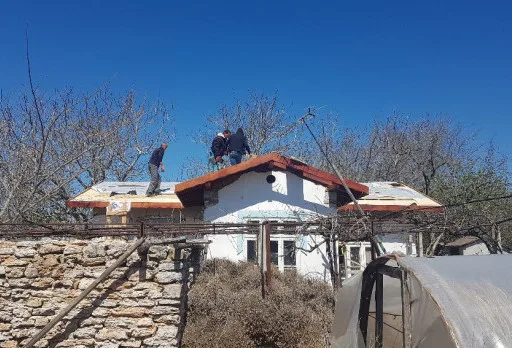 Bau- und Reparaturarbeiten an einem Haus bei Krapets