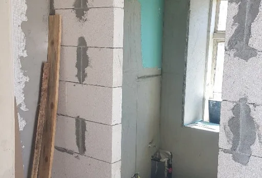 Bau- und Reparaturarbeiten an einem Haus bei Krapets