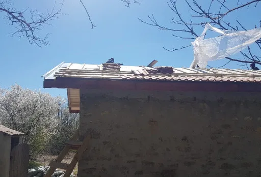 Bau- und Reparaturarbeiten an einem Haus bei Krapets