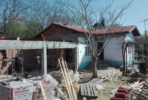 Bau- und Reparaturarbeiten an einem Haus bei Krapets