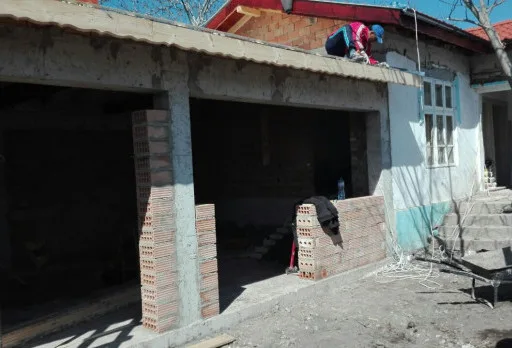 Bau- und Reparaturarbeiten an einem Haus bei Krapets