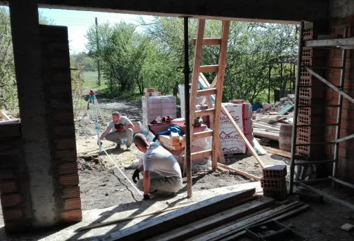 Bau- und Reparaturarbeiten an einem Haus bei Krapets
