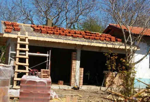 Bau- und Reparaturarbeiten an einem Haus bei Krapets