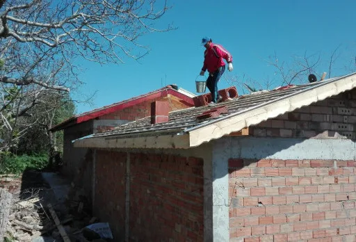 Bau- und Reparaturarbeiten an einem Haus bei Krapets