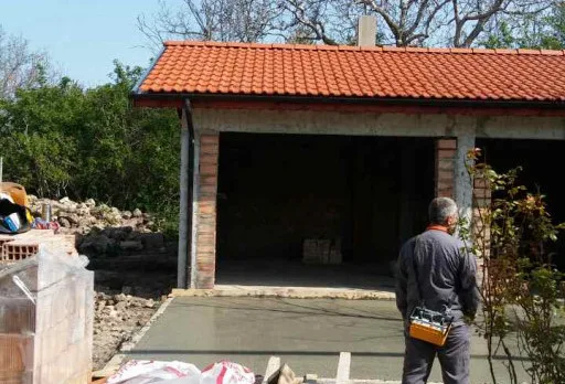 Bau- und Reparaturarbeiten an einem Haus bei Krapets