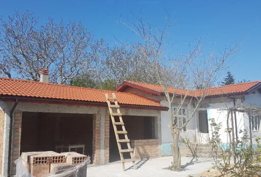 Bau- und Reparaturarbeiten an einem Haus bei Krapets